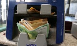 المالية تطلق تمويلات رواتب الموظفين لشهر تشرين الثاني