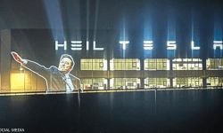 صورة ماسك المثيرة للجدل تظهر من جديد على مصنع تسلا في برلين