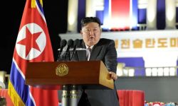 كيم يكشف عن قاذفات صواريخ صممها بنفسه!