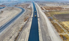 محافظة بغداد ارتفاع وتيرة العمل بإكساء الشارع الخدمي المحاذي لطريق المرور السريع الدولي في أبو غريب