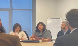 صورة لابنة آصف شوكت في "اجتماع وزاري" تثير ضجة في سوريا