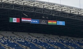 قبل ساعات من مباراة نهائي الملحق العالمي،أعلام العراق والفيفا وبوليفيا ترفع في ملعب مونتيري.