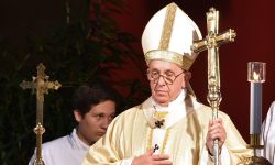 البابا في قداس الميلاد:نتضرّع للرّب كي يحلّ الأمن والسلام في العالم