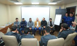 يونس محمود يلتقي لاعبي المنتخب العراقي في مقر إقامتهم في محافظة البصرة