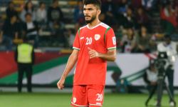 اللاعب العماني اليحيائي ينال جائزة الافضل بمباراة عمان واليمن