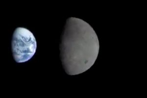 فيديو يظهر فيه كوكب الارض خلف القمر للحظات